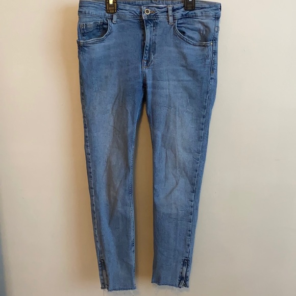 Cropped jeans with zipper on the bottom